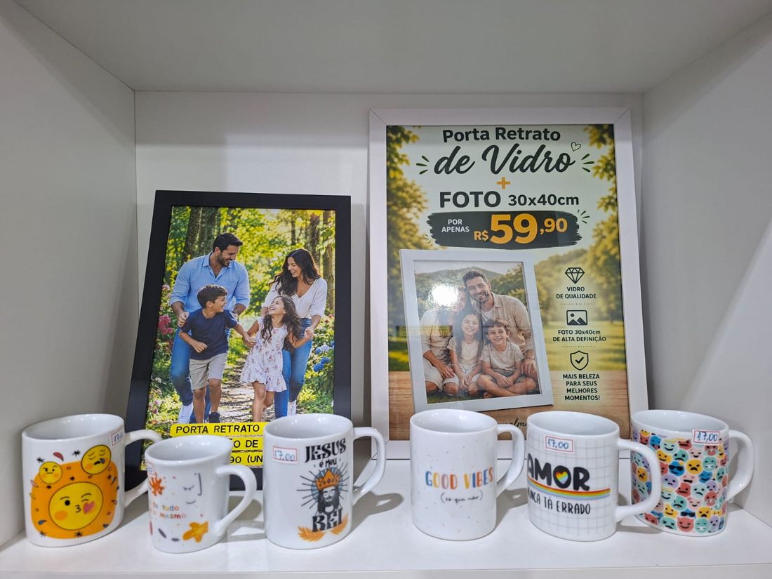 Canecas personalizadas e porta-retrato com foto 30x40 na vitrine